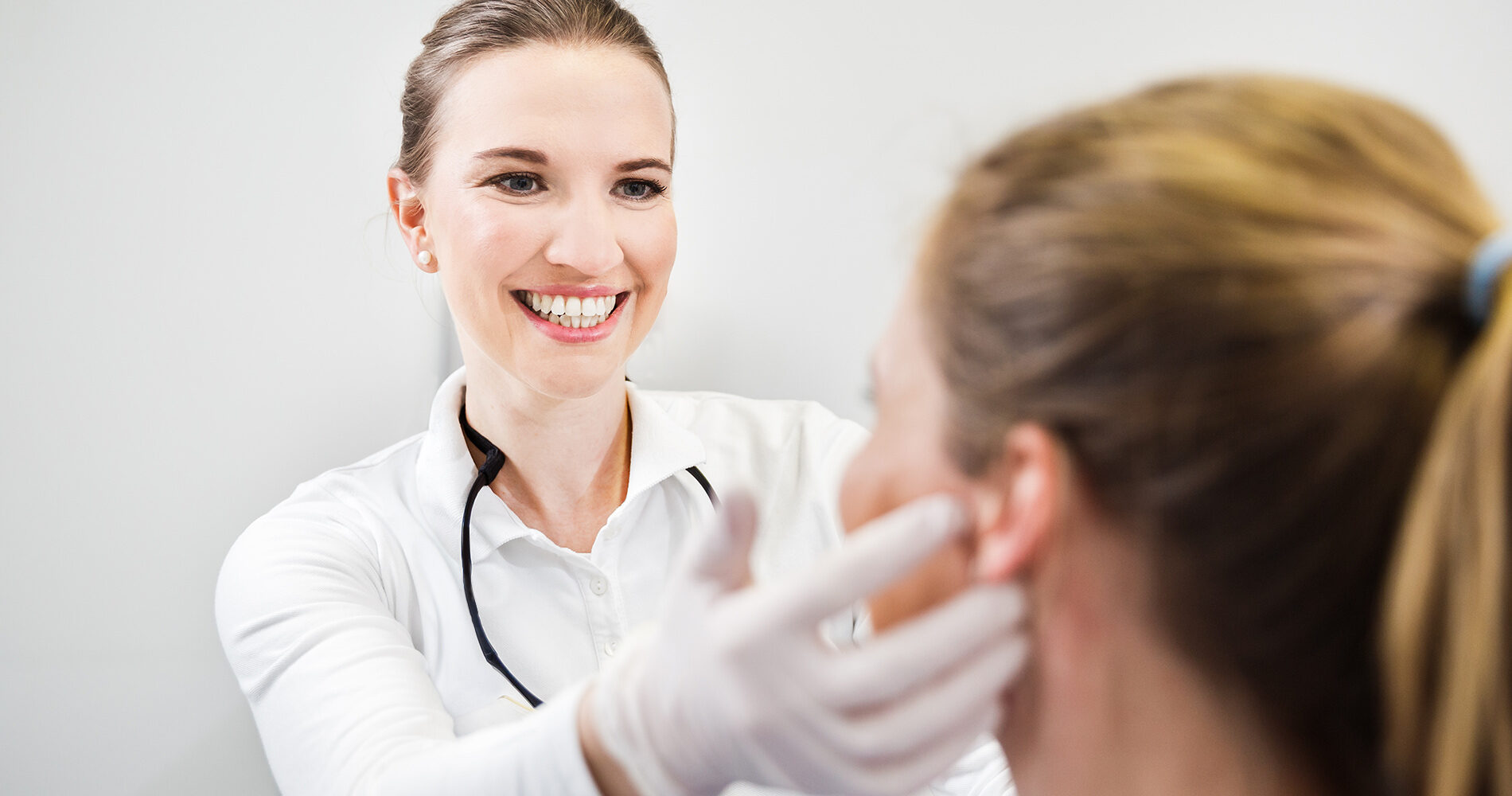 Zahnärztin mit Patientin