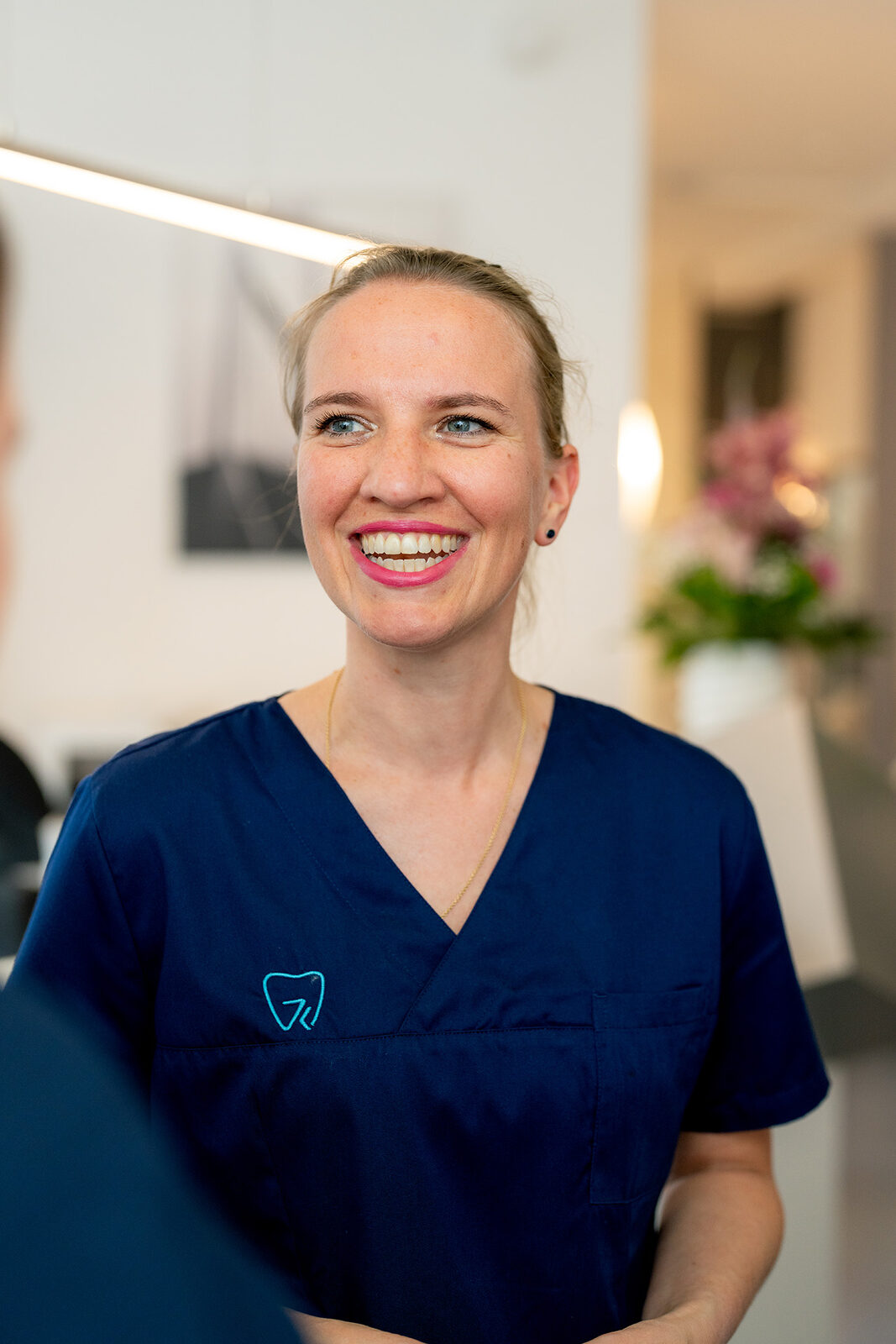 Portrait Mitarbeiterin am Empfang